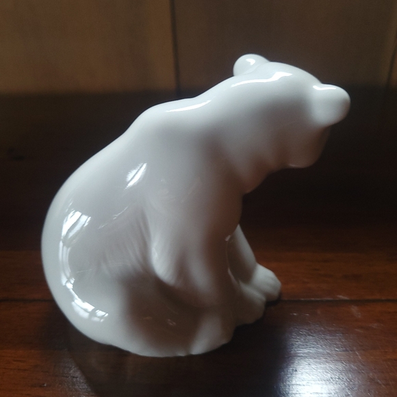 Lladro Resting Polar Bear-(retired) - Picture 3 of 6